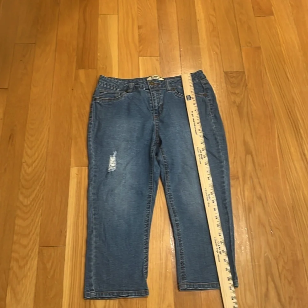 d.jeans women’s distressed capri jeans  size 8 .